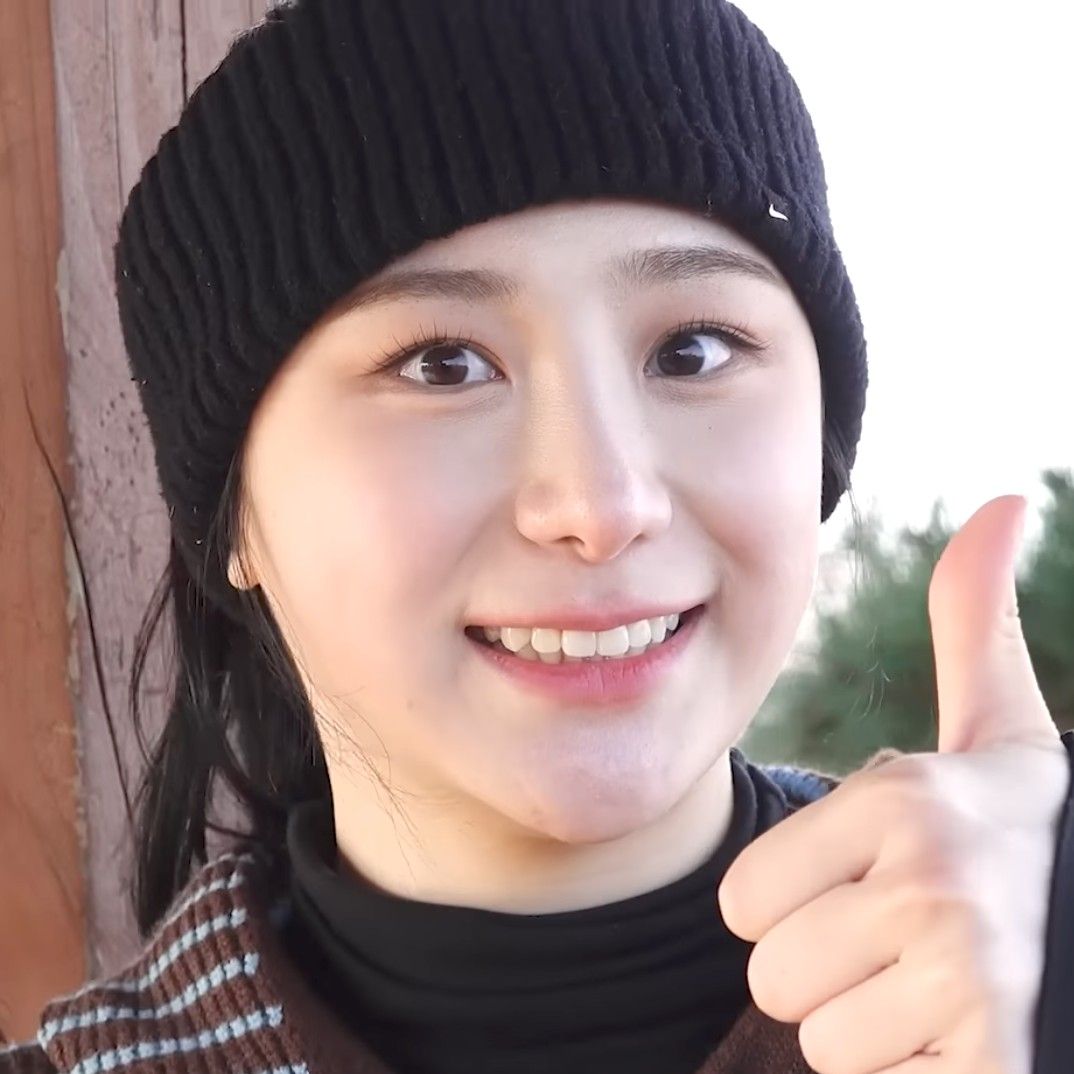 A moment captured by Lee Chaeyeon's fan