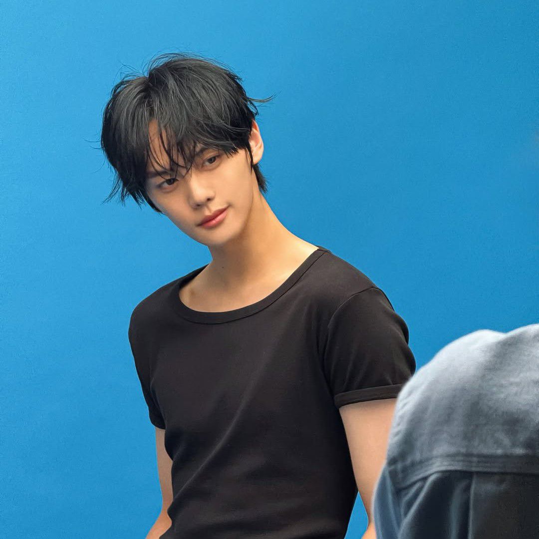 Recent activity shot of Kim Gyuvin (ZEROBASEONE)