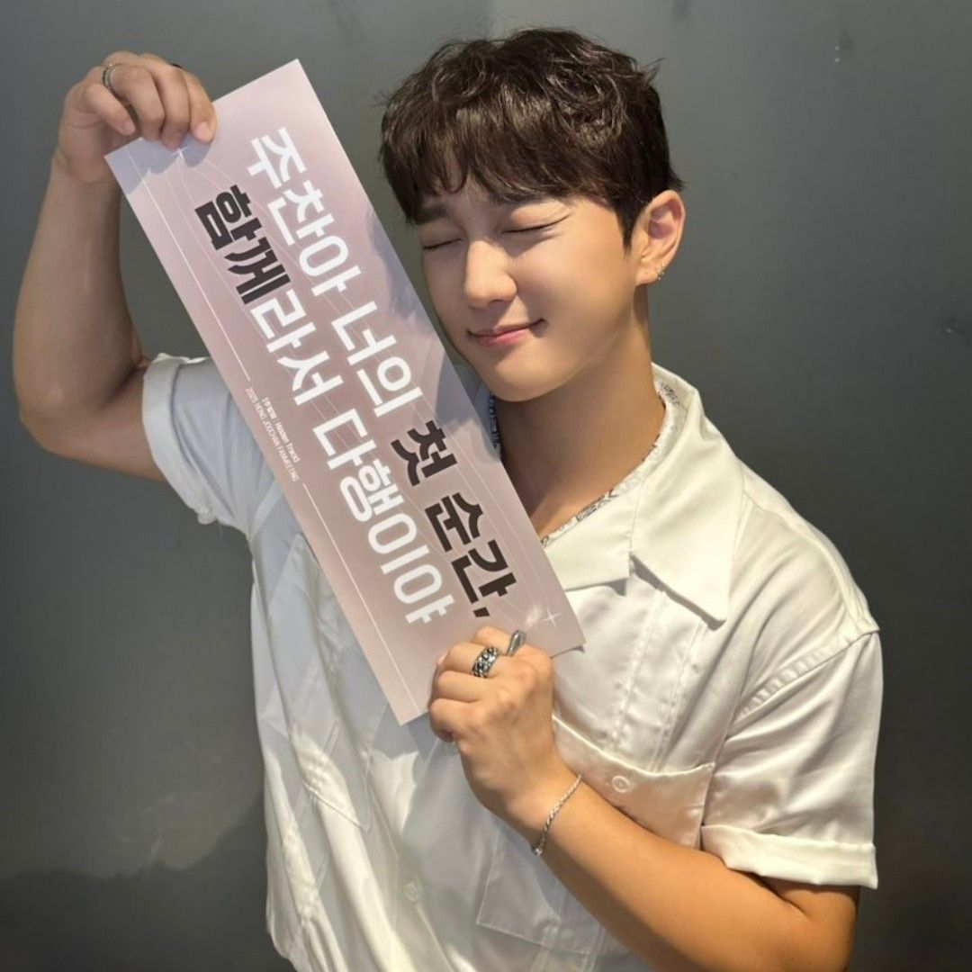 A moment captured by Hong Joochan (GoldenChild)'s fan