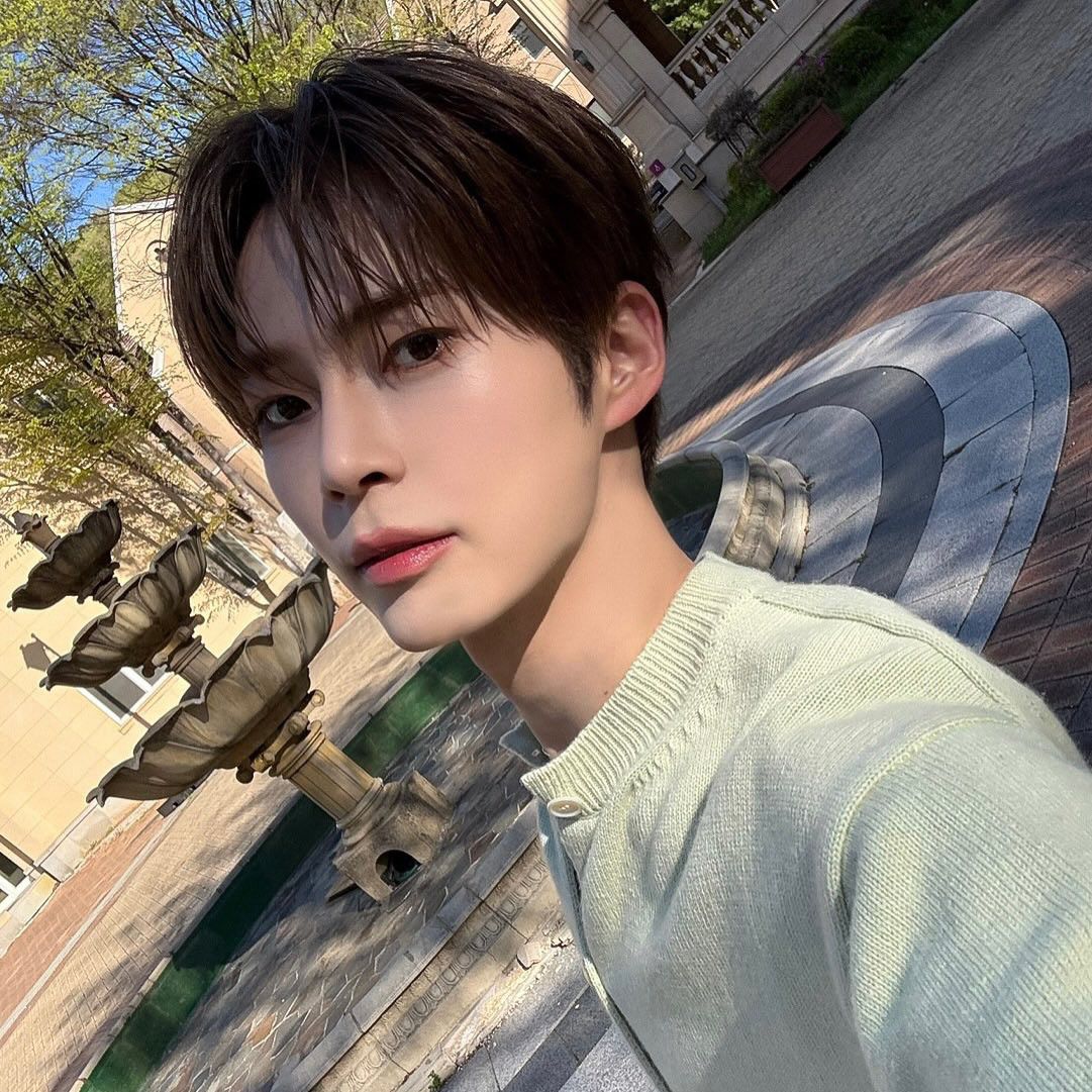 Recent activity shot of Sung Hanbin (ZEROBASEONE)