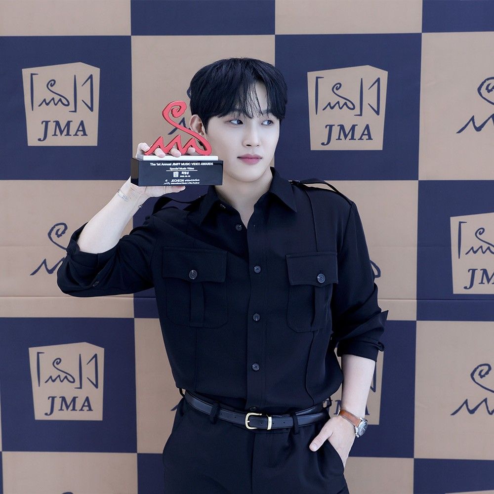 Behind-the-scenes cut of Lim Hyunsik (BTOB)