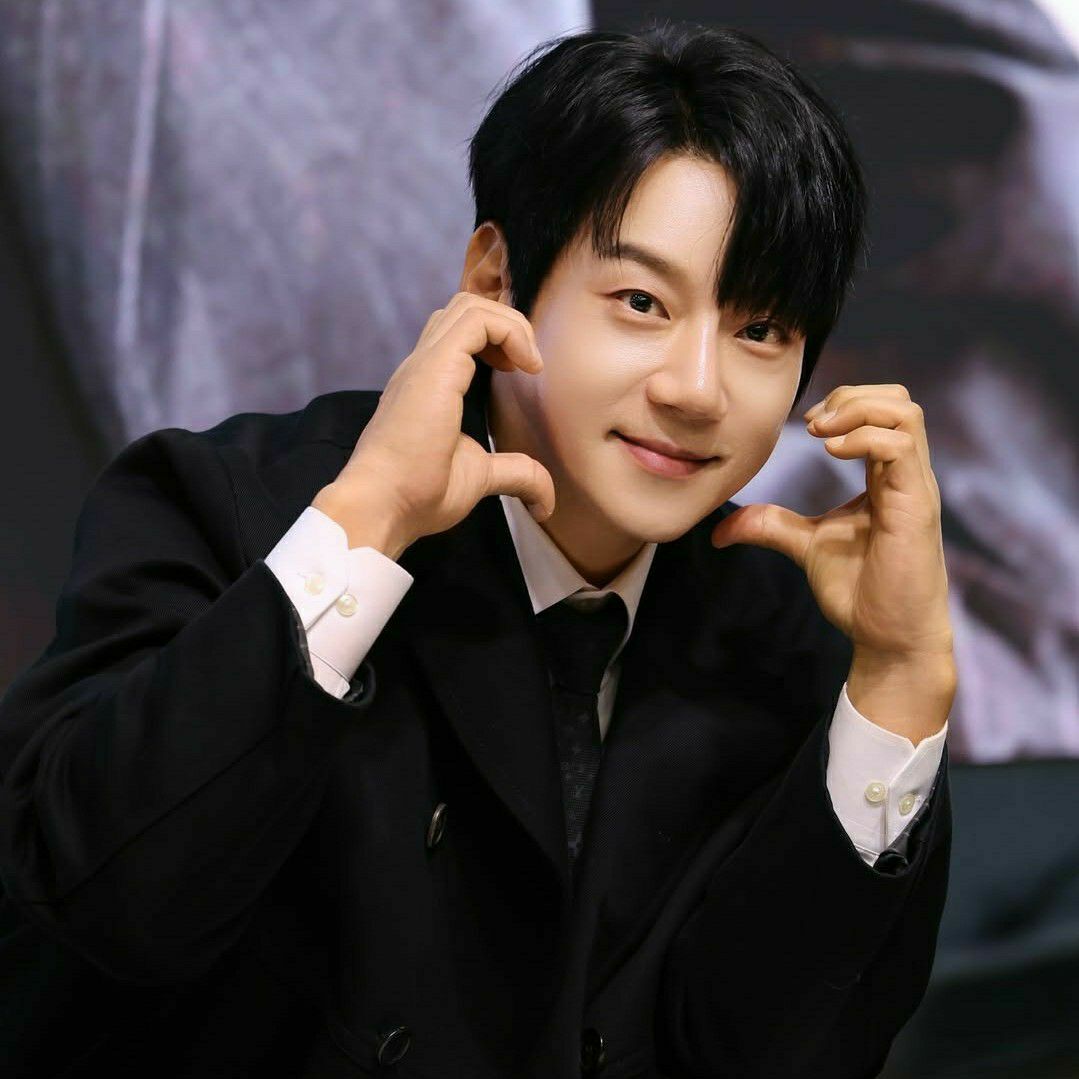 Latest photo of Hwang Chiyeol