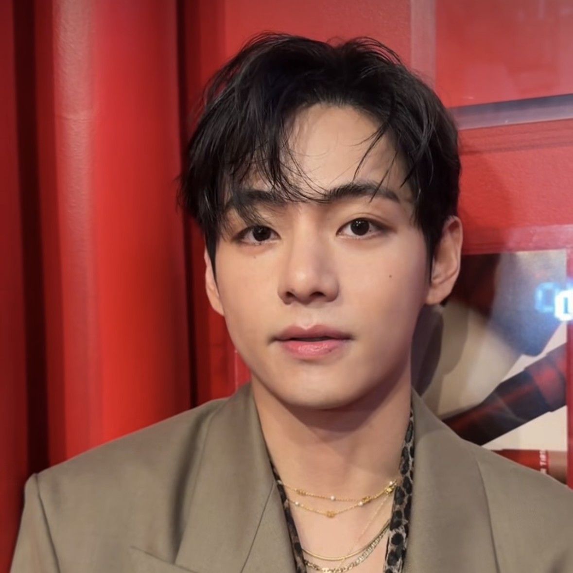 뷔 (방탄소년단)의 비하인드 컷