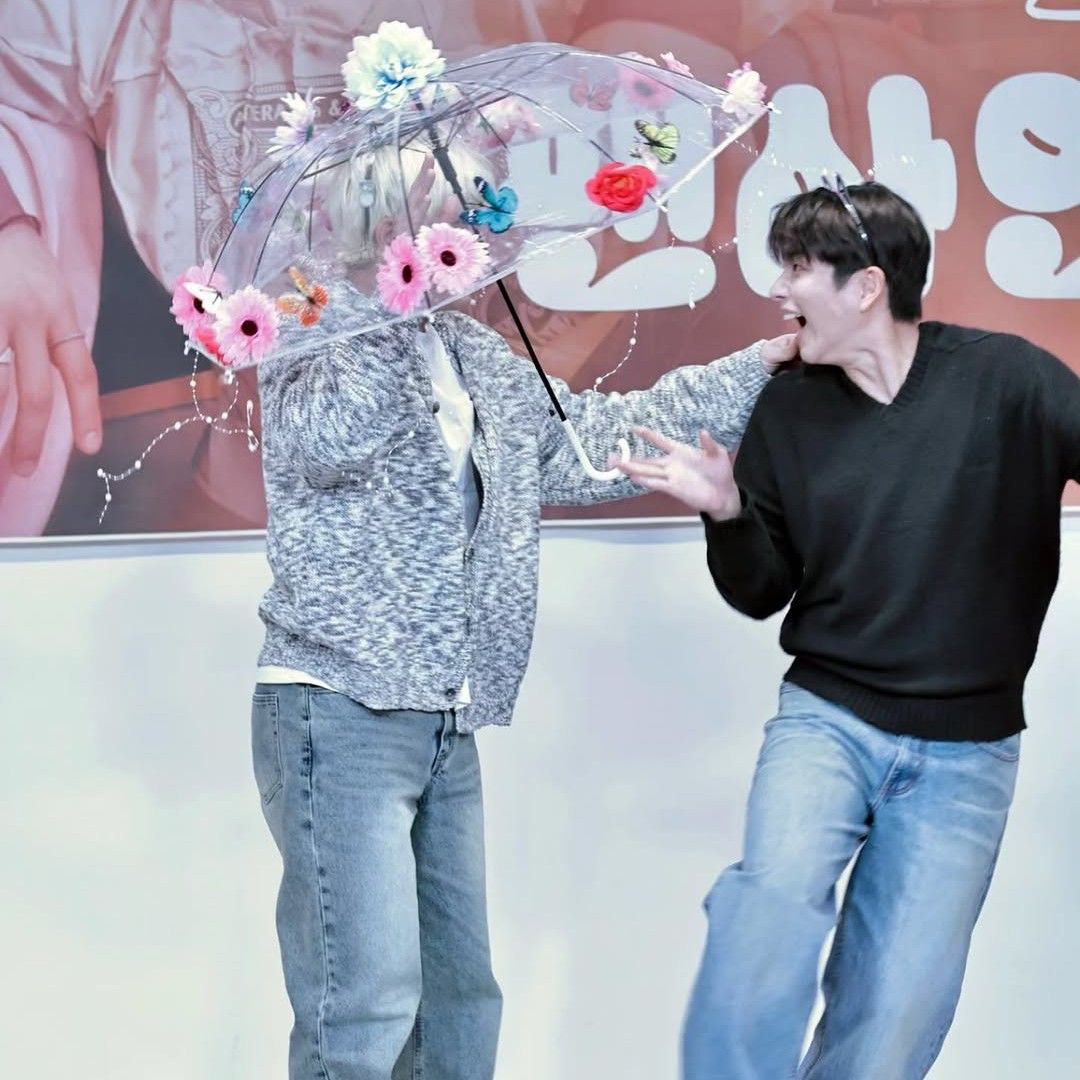 A moment captured by MJ (ASTRO)'s fan