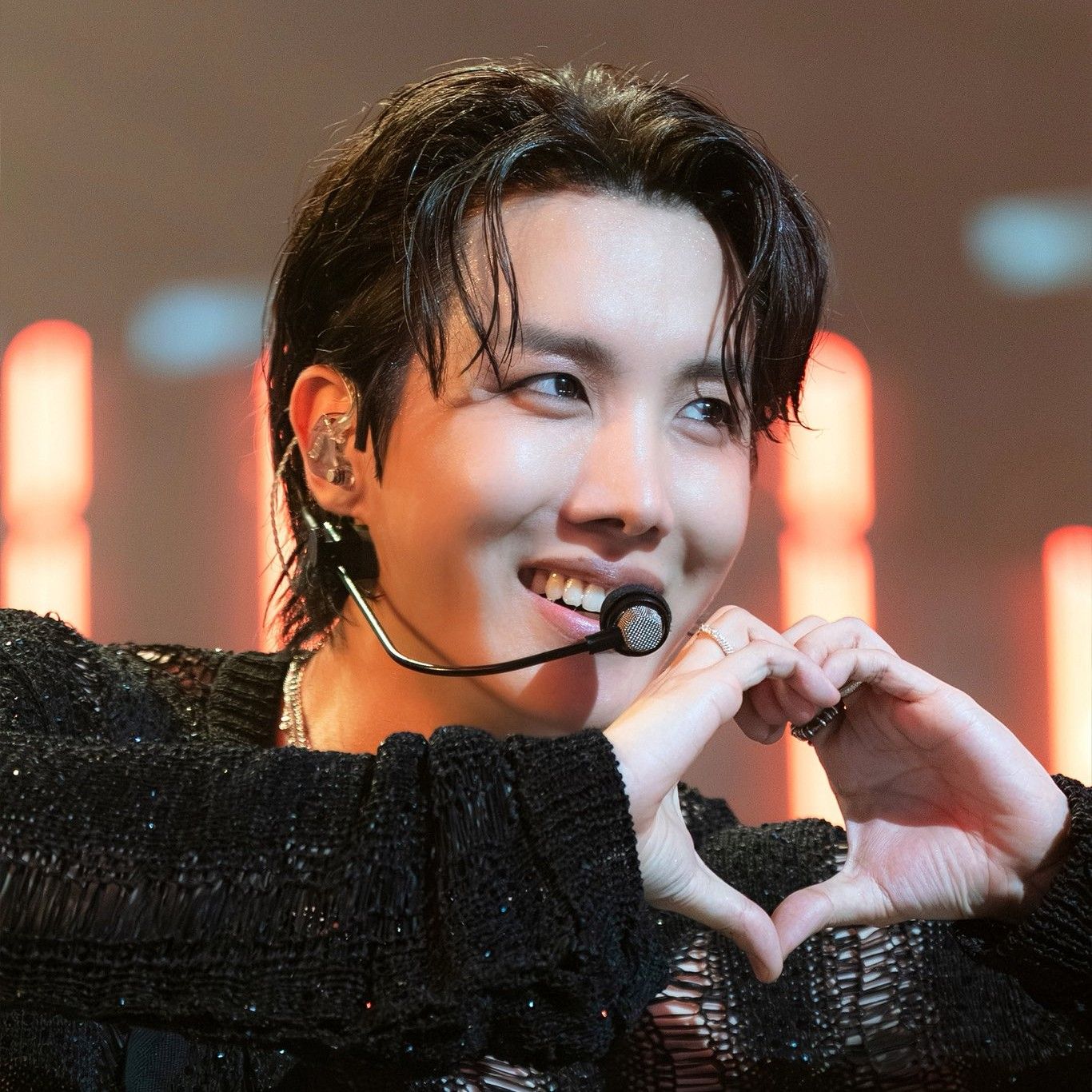 Momen yang diabadikan oleh penggemar j-hope (BTS)