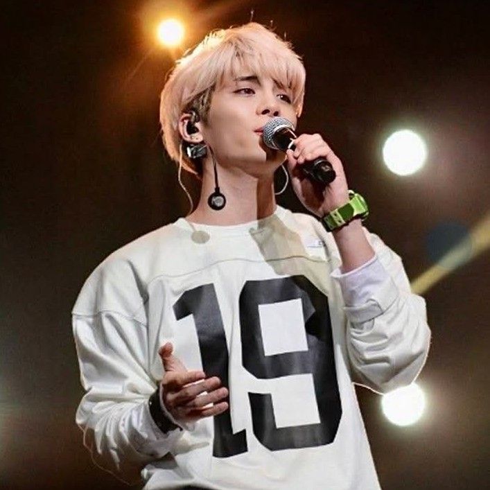 A moment captured by Jonghyun (SHINee)'s fan