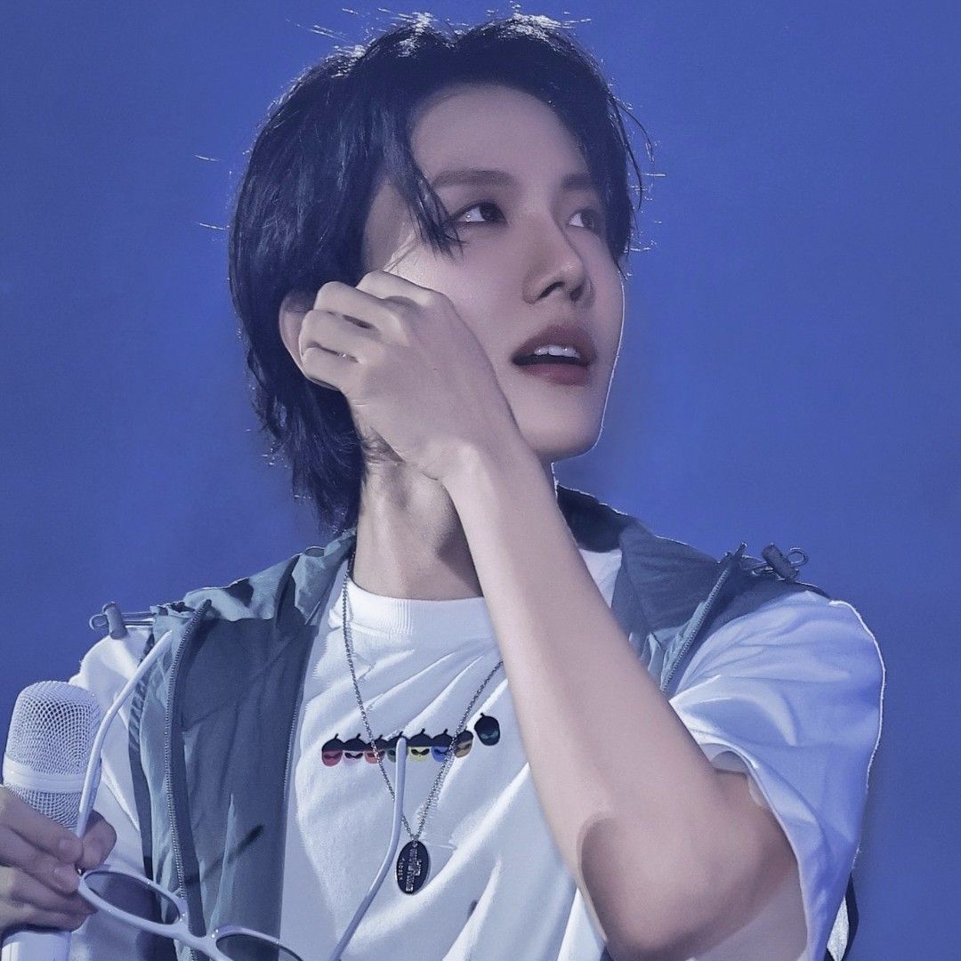 제이홉 (방탄소년단)의 최신 사진
