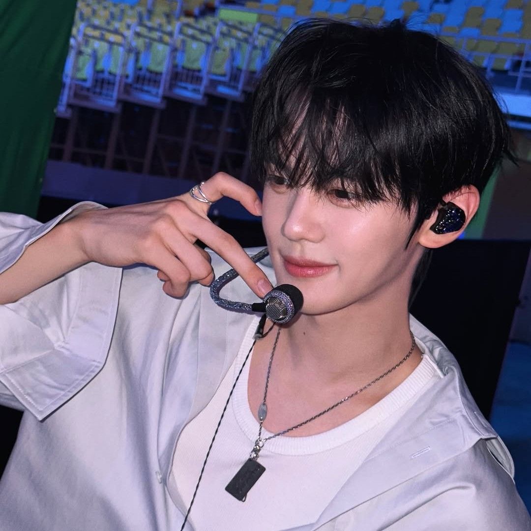A moment captured by Kim Gyuvin (ZEROBASEONE)'s fan