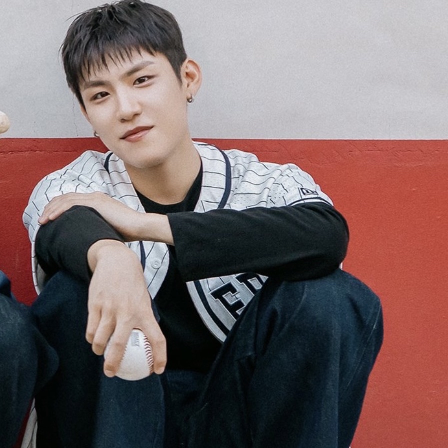 Foto terbaru Park Woojin (AB6IX)