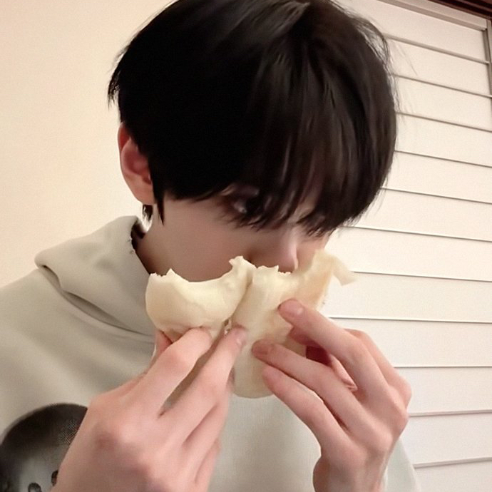 Behind-the-scenes cut of Kim Gyuvin (ZEROBASEONE)