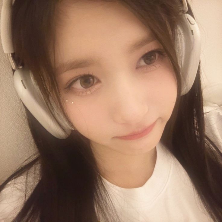 Recent activity shot of Leeseo (IVE)