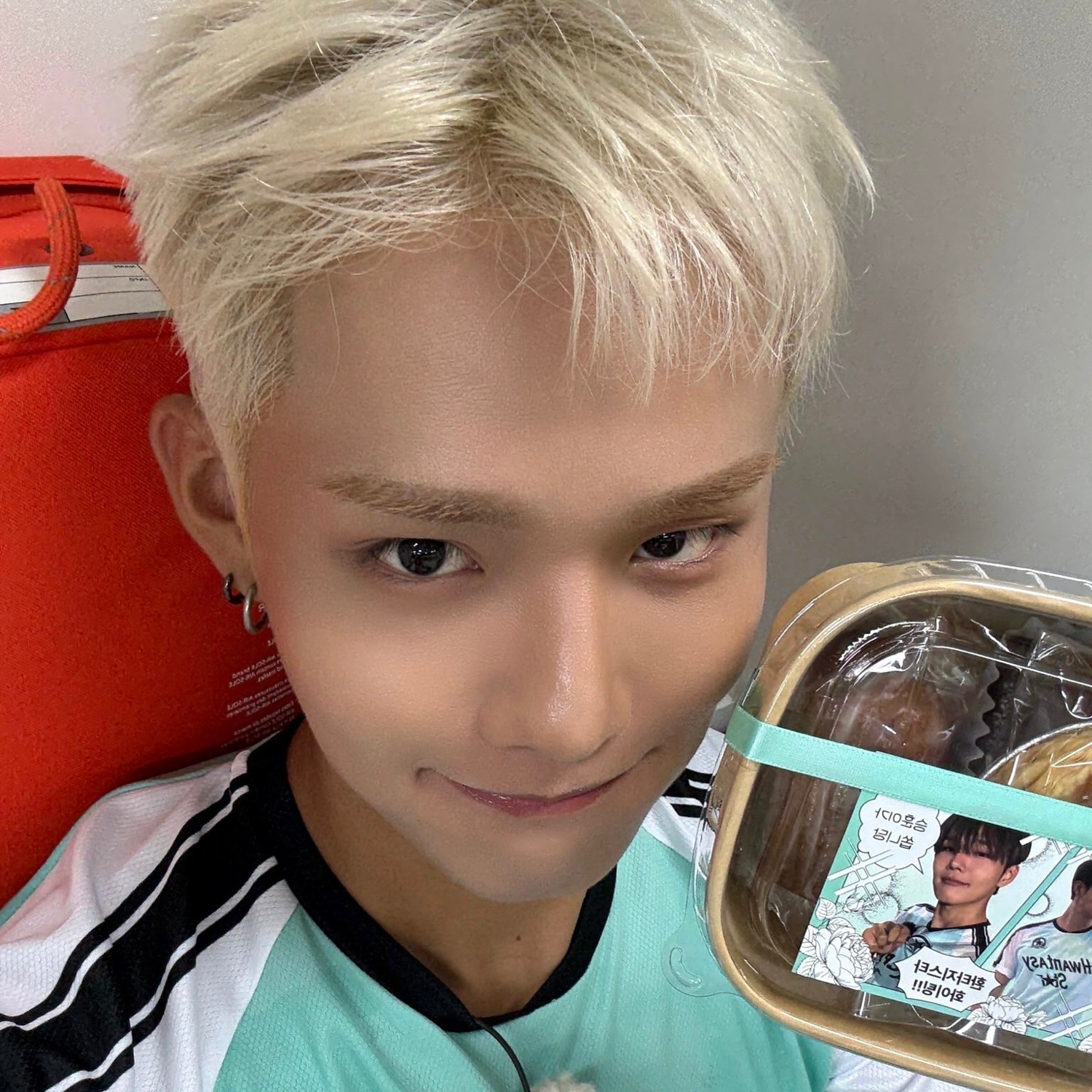 Behind-the-scenes cut of Seunghun (B.D.U)