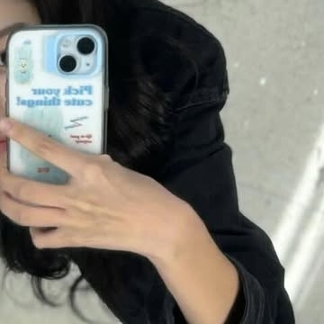 A moment captured by Kang Hyewon's fan