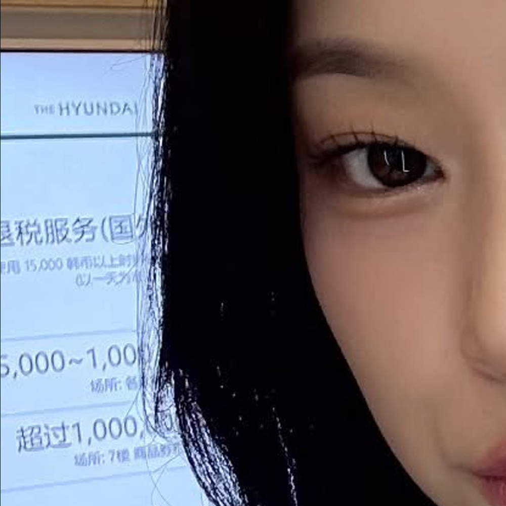 Behind-the-scenes cut of HyunJin (Loossemble)