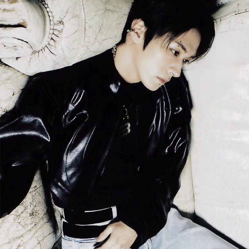 Latest photo of Lee Know (Stray Kids)