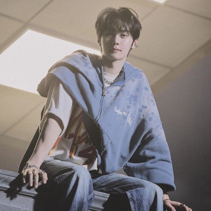 Latest photo of Kim Gyuvin (ZEROBASEONE)