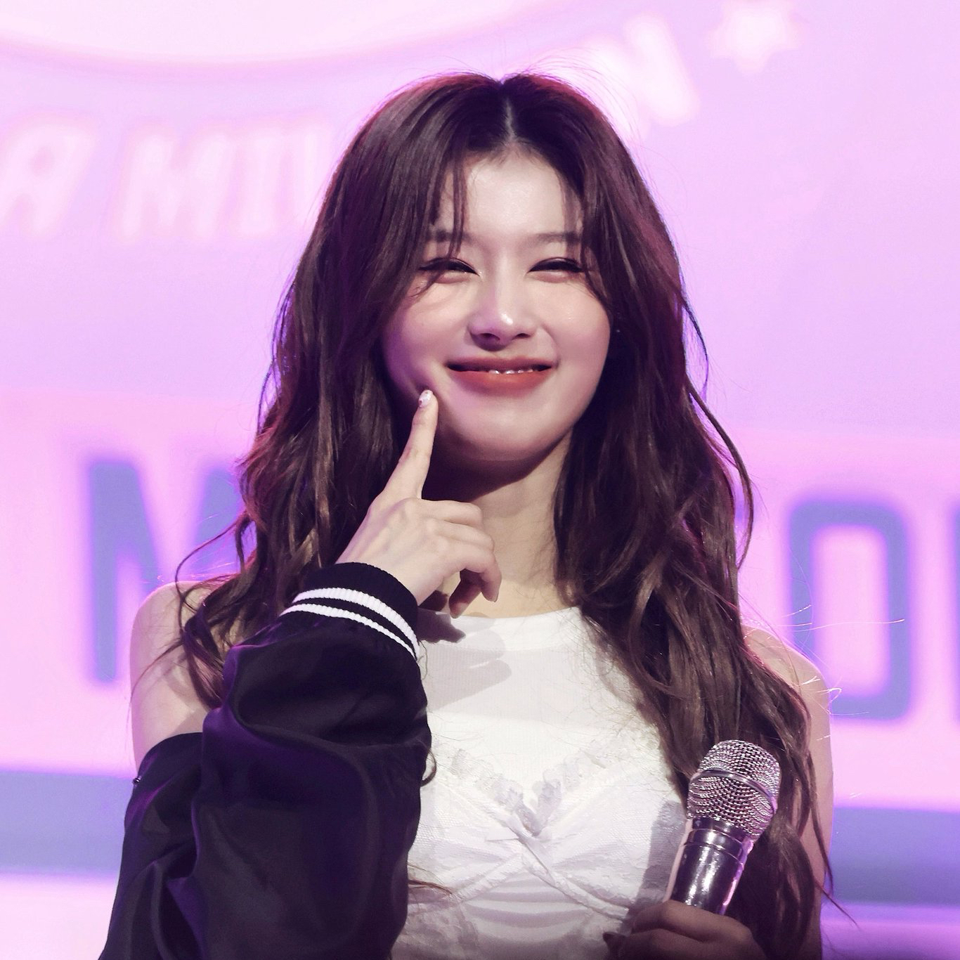 Behind-the-scenes cut of Sana (TWICE)