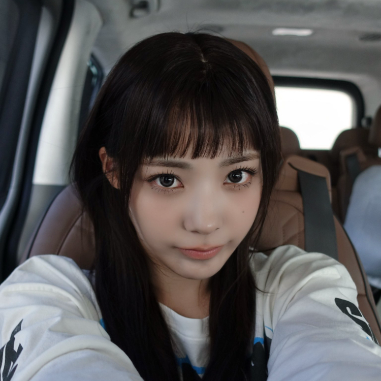 Latest photo of Siyeon (QWER)