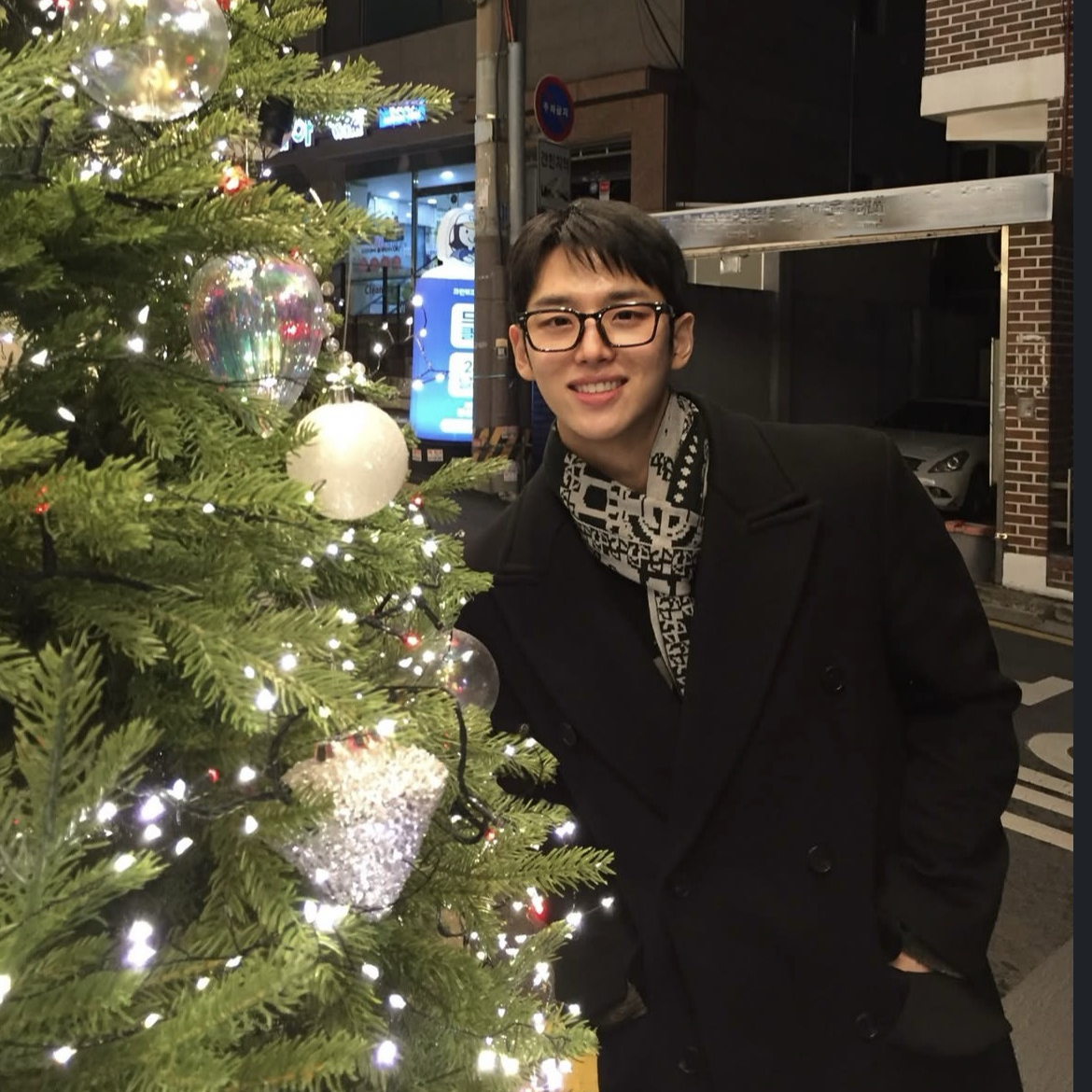 A moment captured by Hongseok (PENTAGON)'s fan