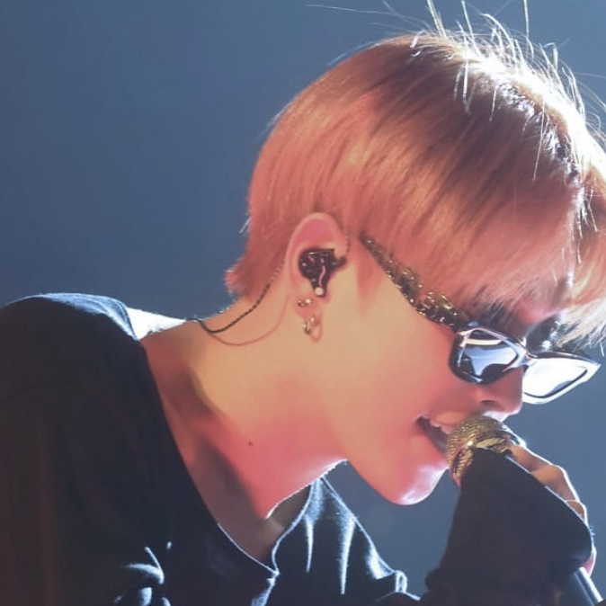 弘中 (ATEEZ)的最新照片