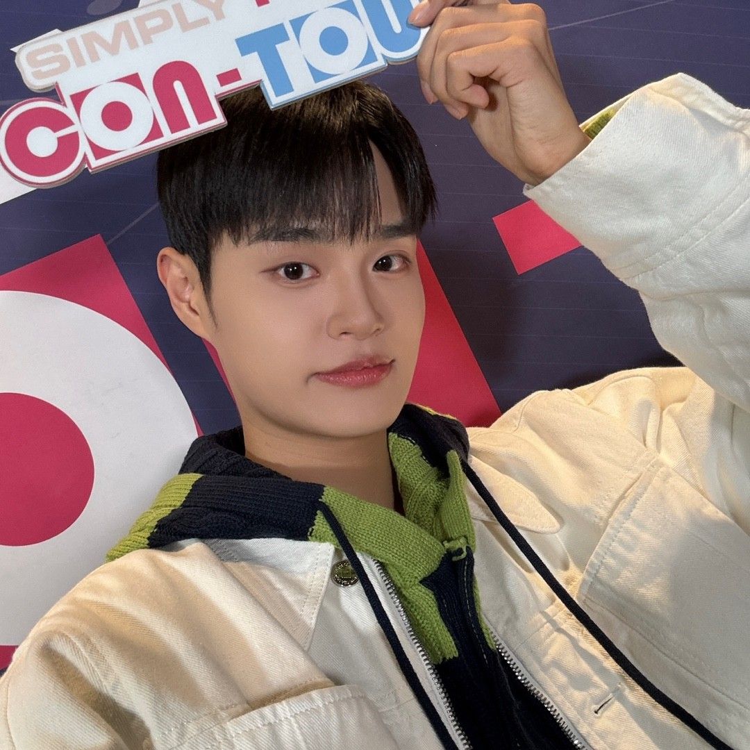Foto aktivitas terbaru Lee Daehwi (AB6IX)