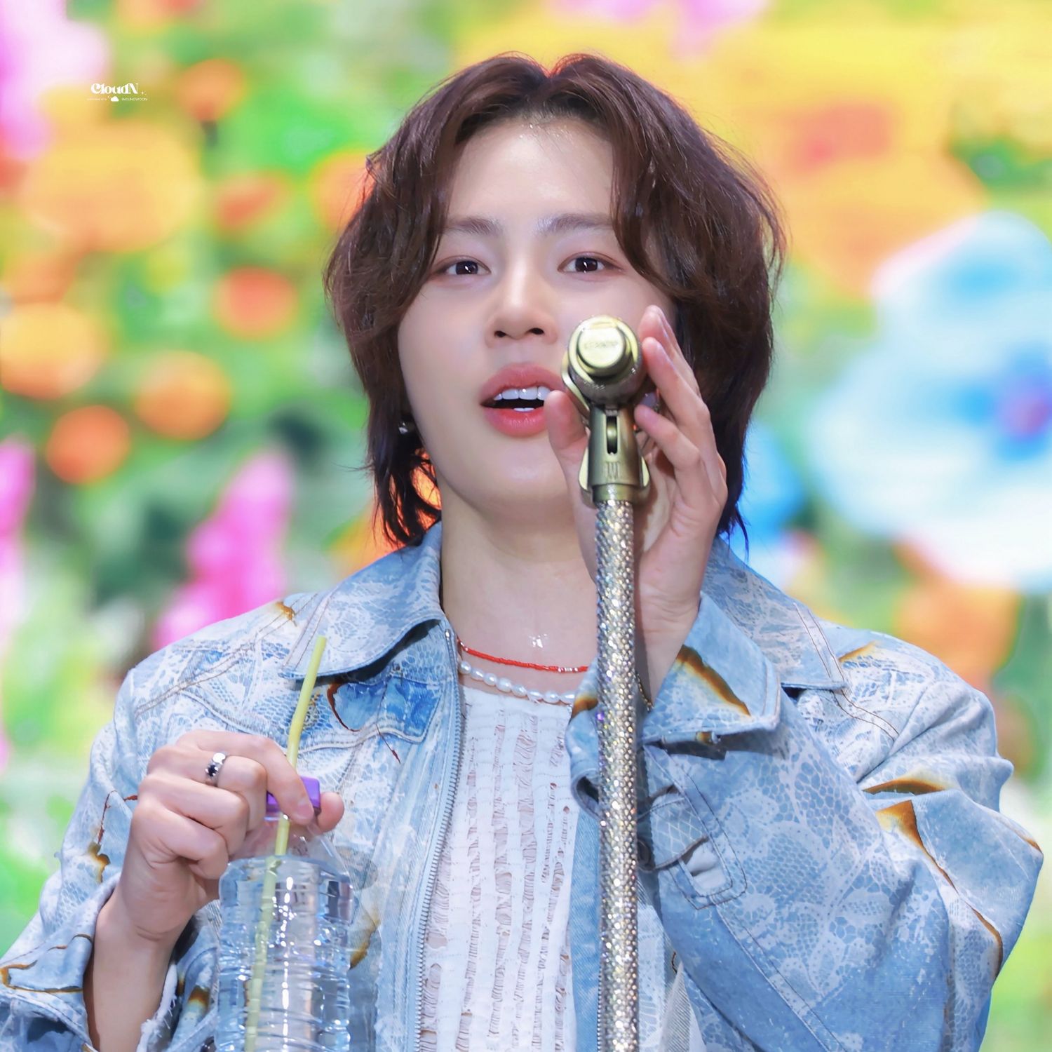 A moment captured by Ha Sungwoon's fan