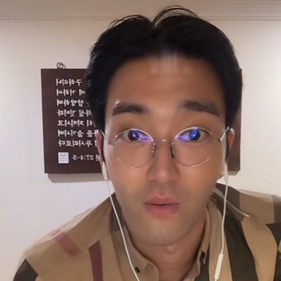 Behind-the-scenes cut of Siwon (Super Junior)