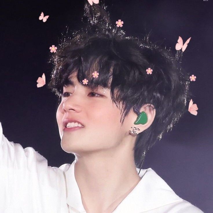 뷔 (방탄소년단)의 최신 사진