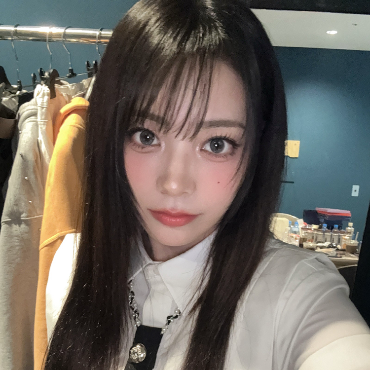 シヨン (QWER)の舞台裏ショット