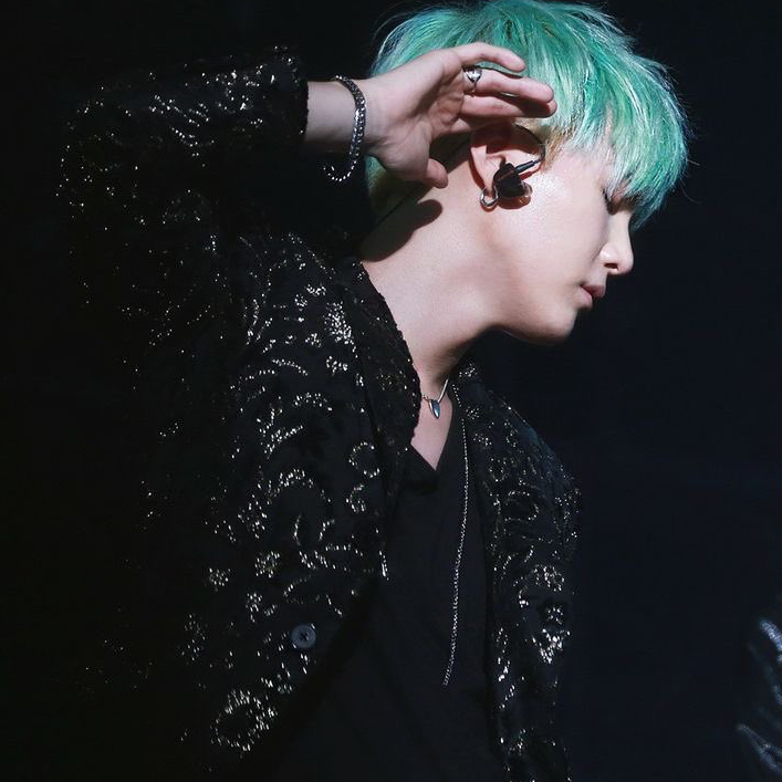 SUGA (防弹少年团)的幕后花絮