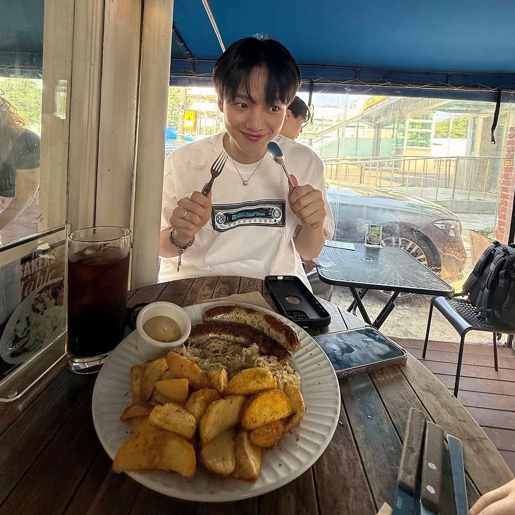 Behind-the-scenes cut of Lim Youngmin