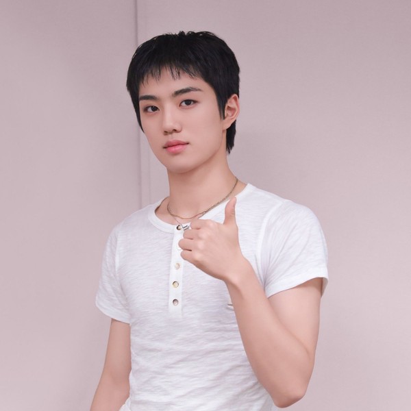 Signature photo of Park Jihoo (EVNNE) capturing their charm