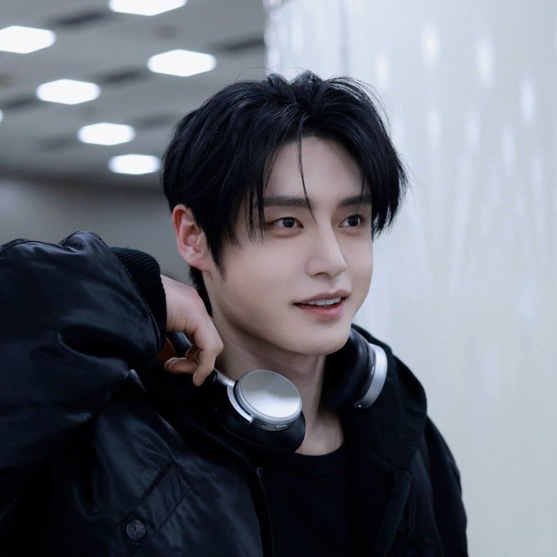 金地雄 (ZEROBASEONE)的最新活动照片