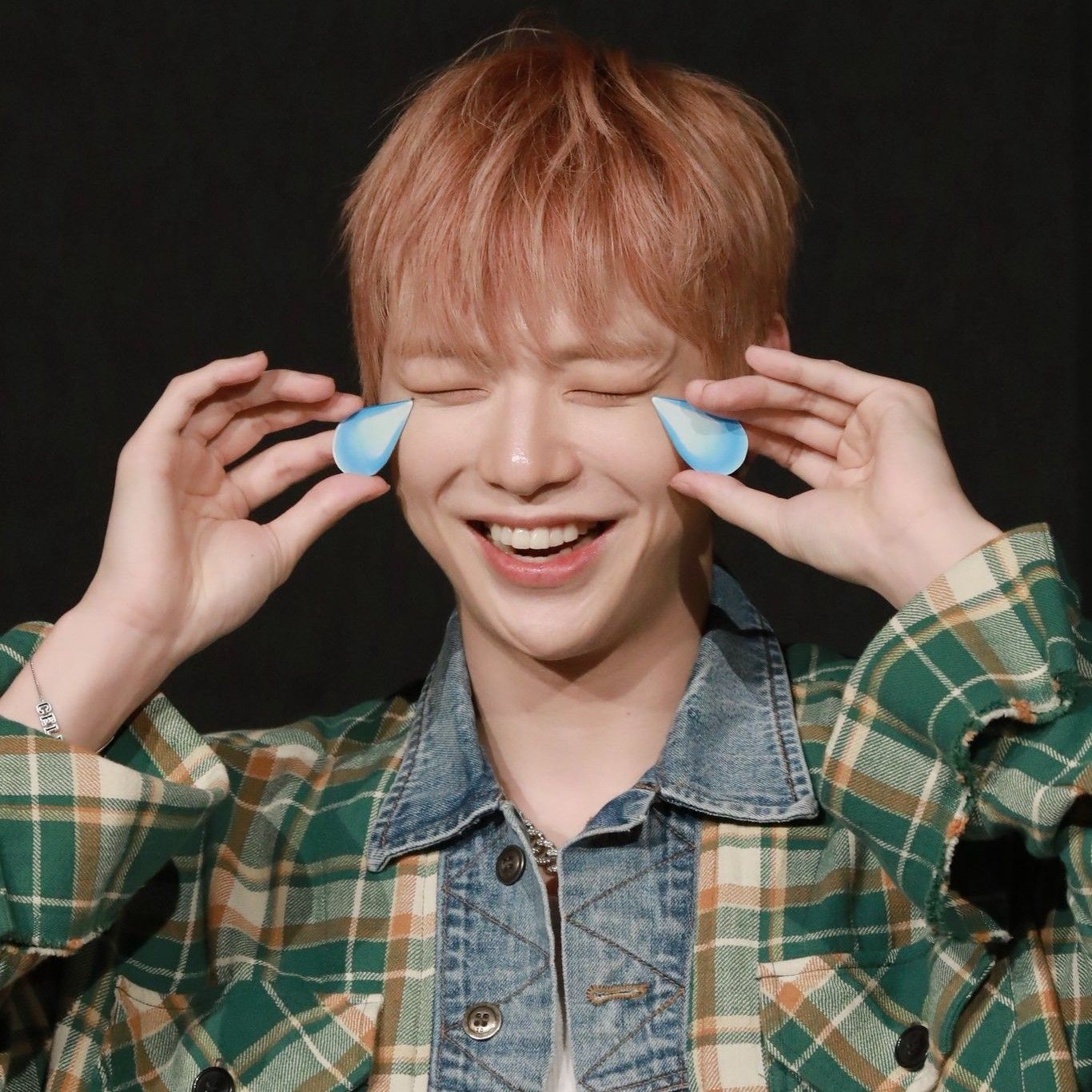 강다니엘의 비하인드 컷