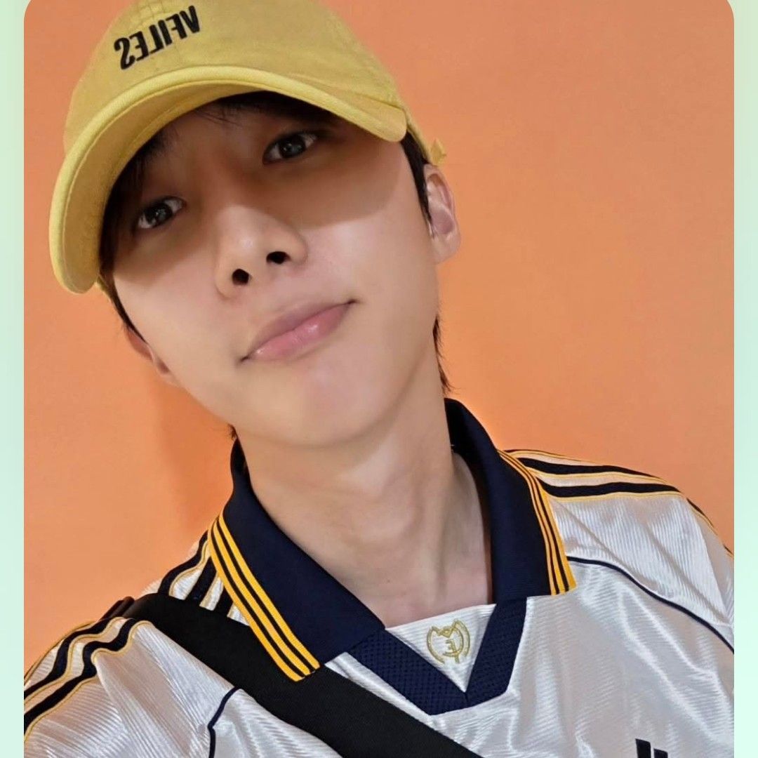 A moment captured by Hui (PENTAGON)'s fan