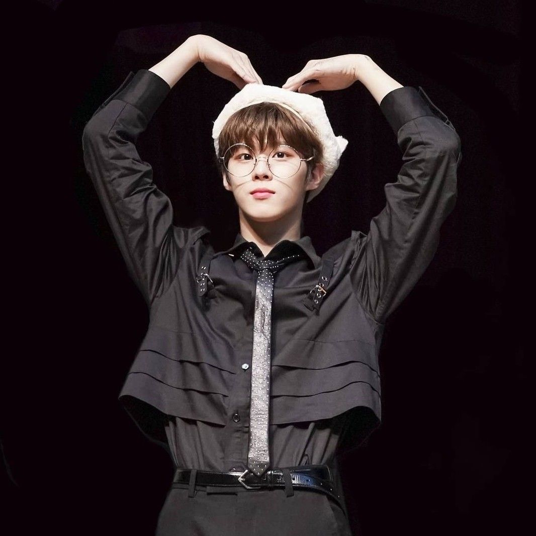 Behind-the-scenes cut of Kim Wooseok