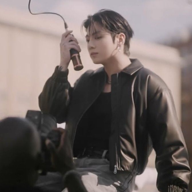 Foto aktivitas terbaru Jungkook (BTS)