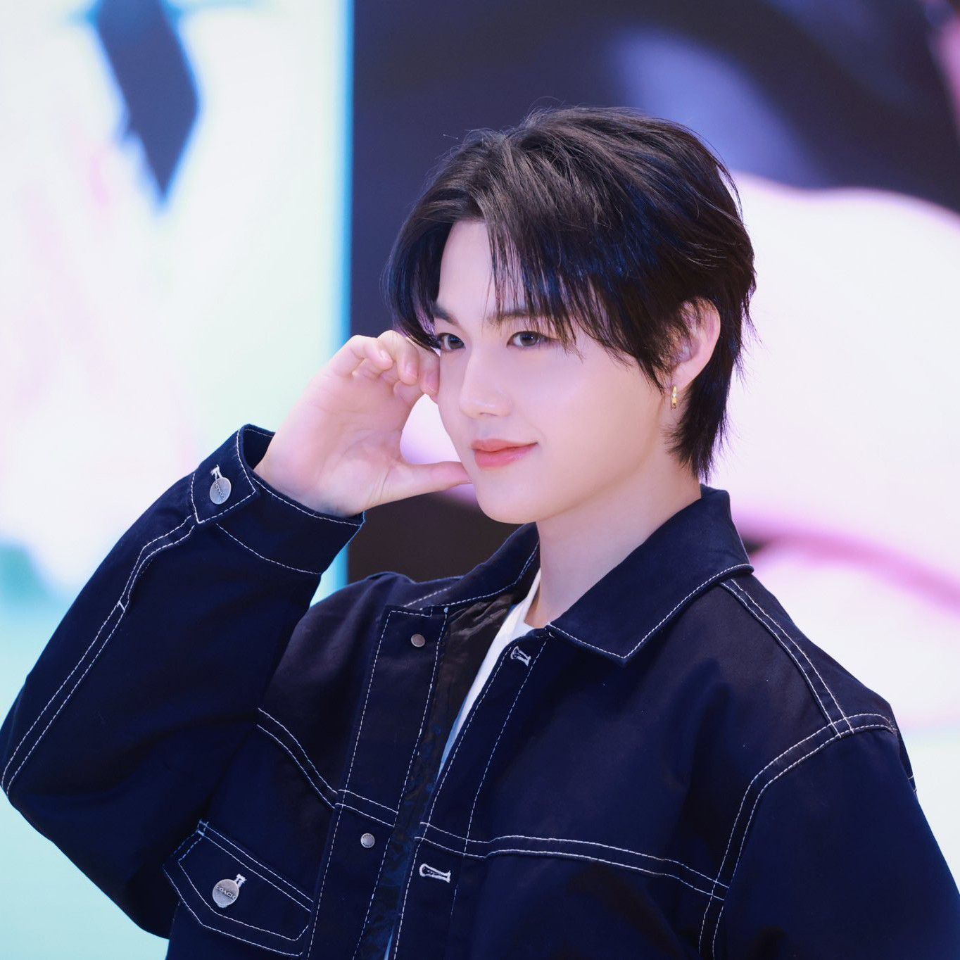 Momen yang diabadikan oleh penggemar Doyoung (TREASURE)