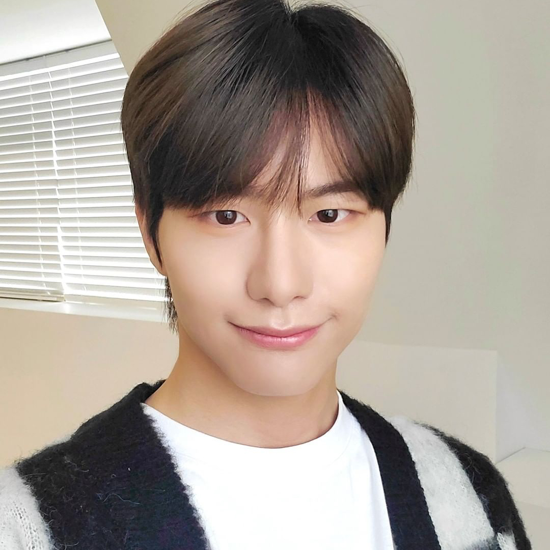 Foto terbaru Kang Seungsik (VICTON)