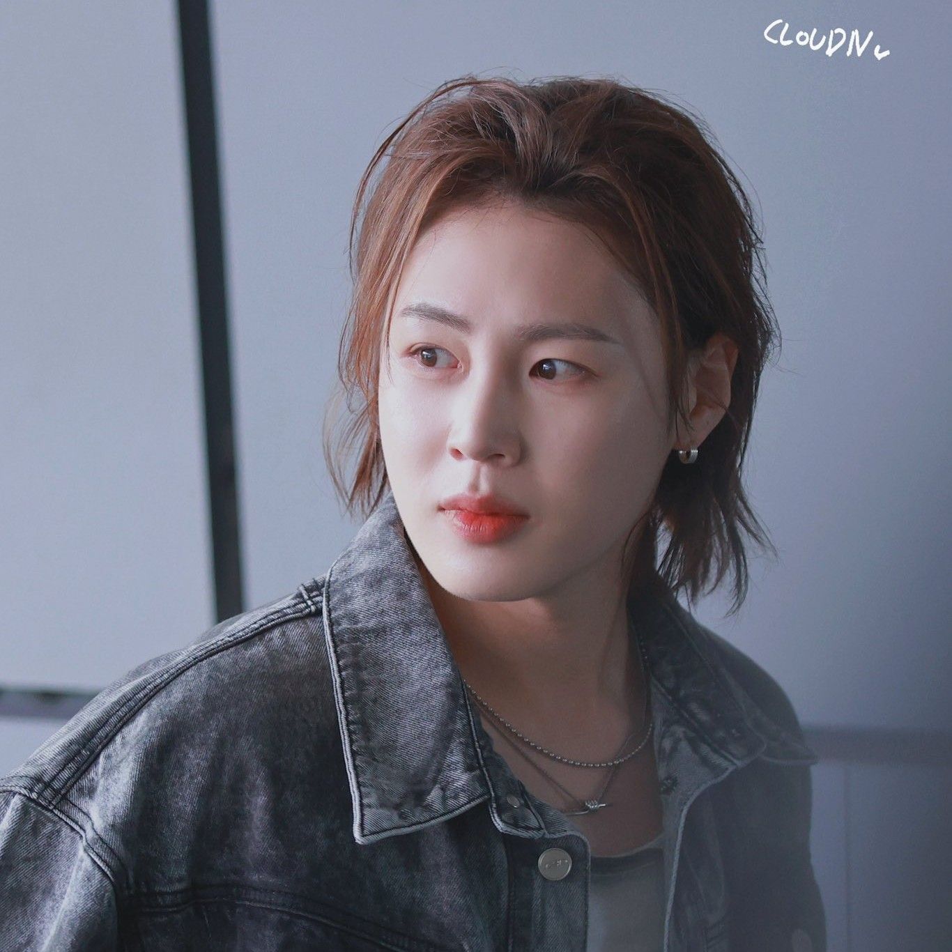 A moment captured by Ha Sungwoon's fan