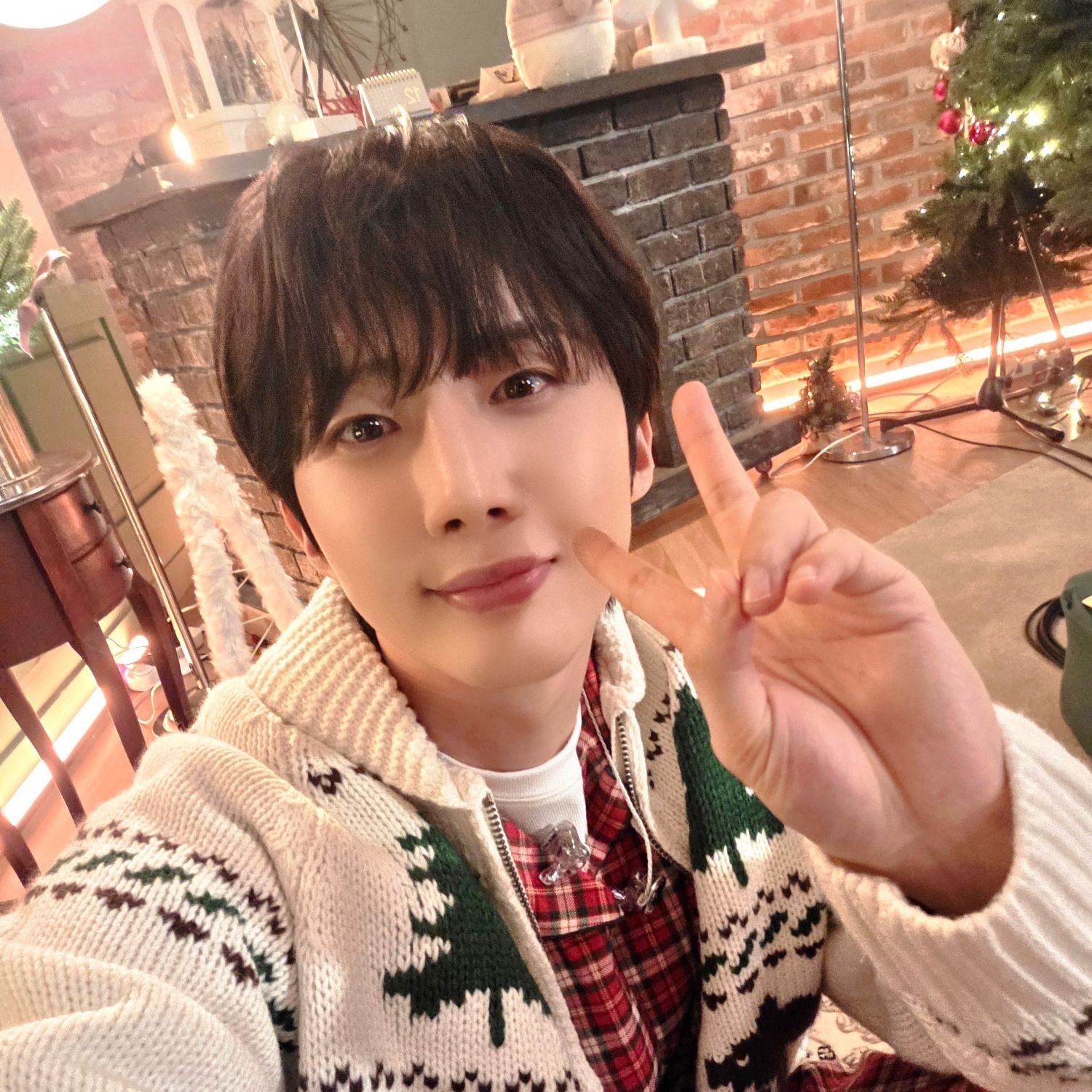 Behind-the-scenes cut of Hui (PENTAGON)