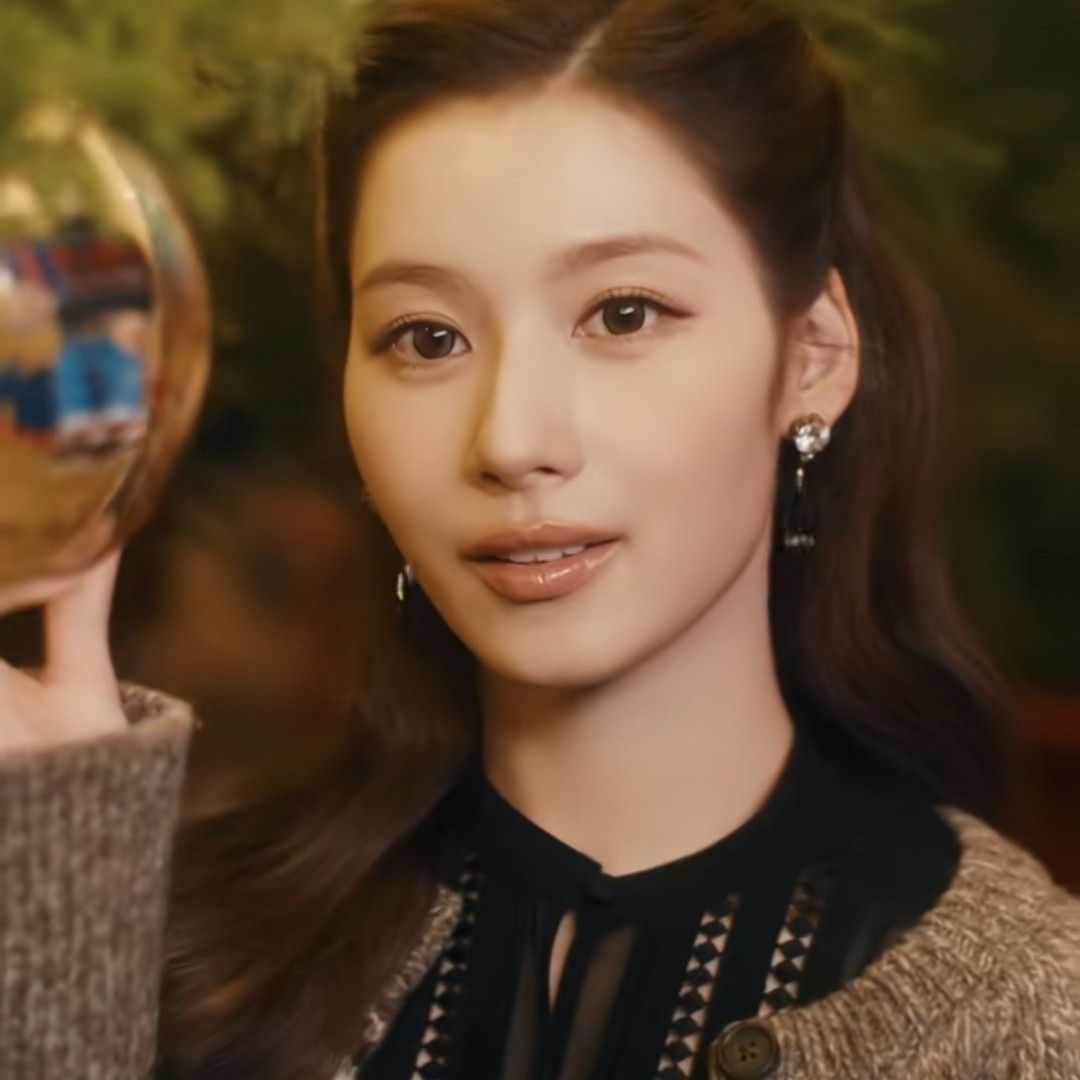 Behind-the-scenes cut of Sana (TWICE)