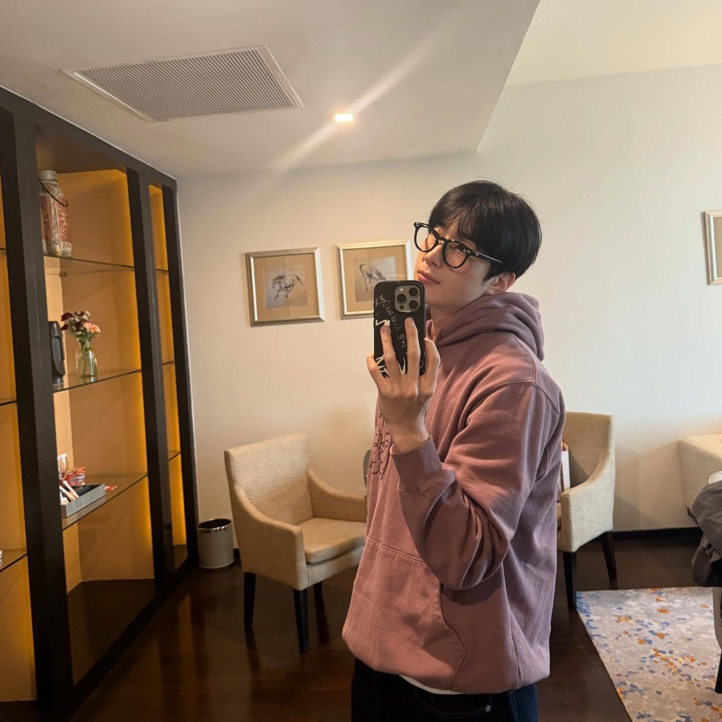 Behind-the-scenes cut of Han Seungwoo