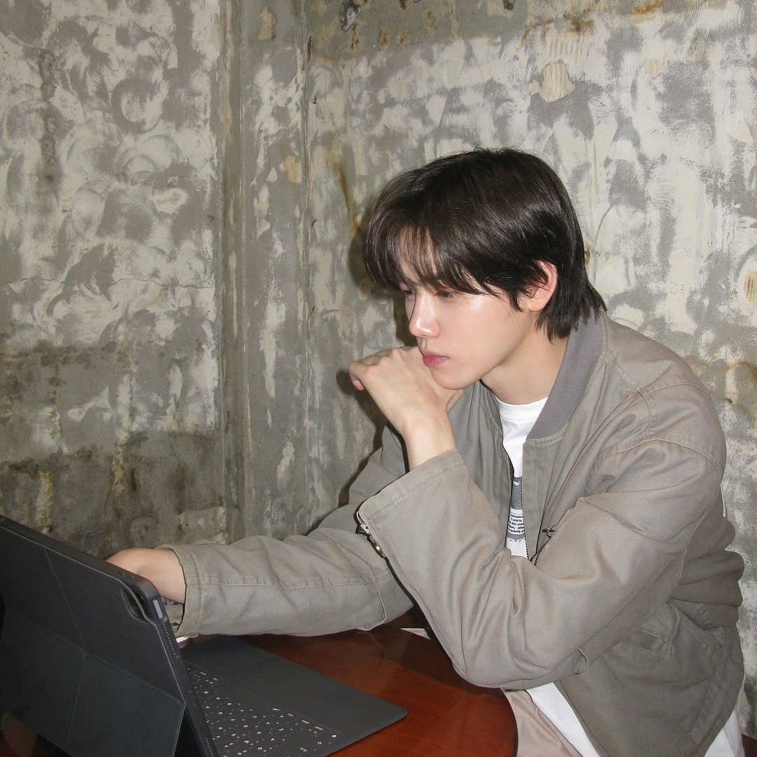 Recent activity shot of Minhee (CRAVITY)