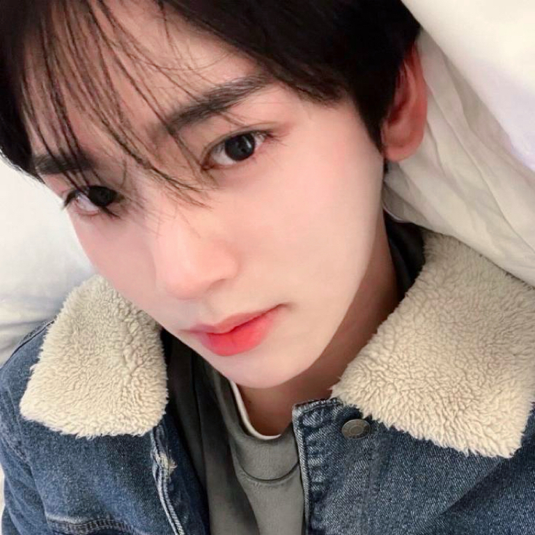 Recent activity shot of Han Yujin (ZEROBASEONE)