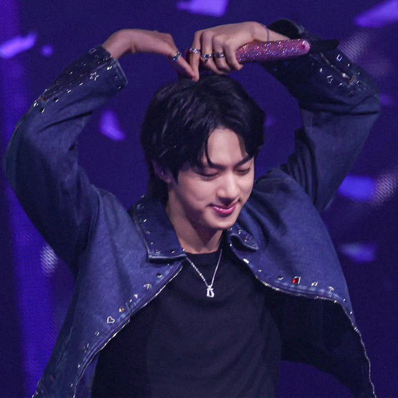 Foto aktivitas terbaru Jin (BTS)