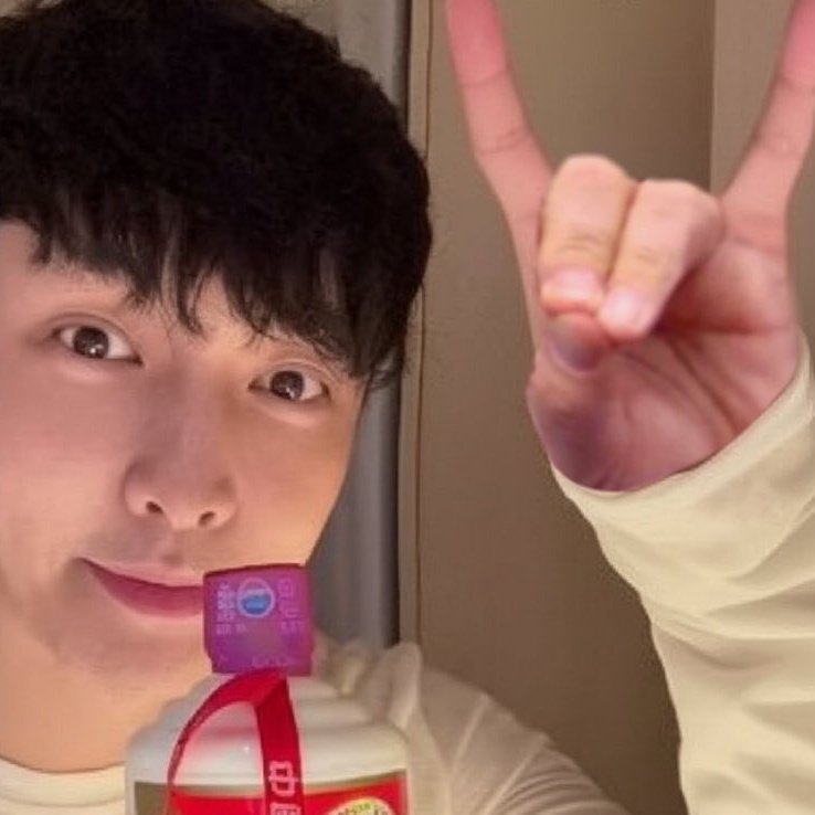 Behind-the-scenes cut of Lay (EXO)