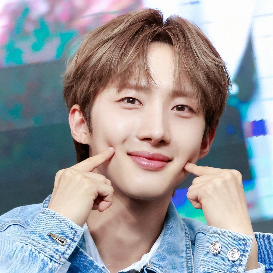 Hui (PENTAGON)的最新活动照片