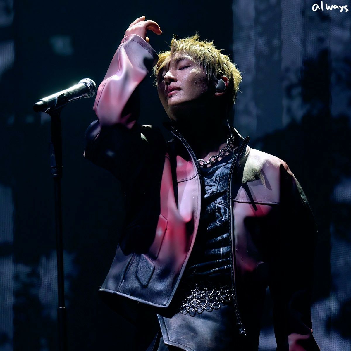 A moment captured by Onew (SHINee)'s fan