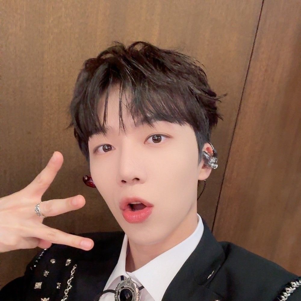 A moment captured by Jinho (PENTAGON)'s fan